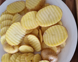 Foto del paso 1 de la receta: Patatas onduladas al horno- toque italiano