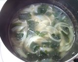 A picture of step 2 of Chinese Style Soup with Wakame Seaweed and Onion.