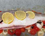 Foto del paso 2 de la receta: Rustidera de pescado light, con lechola (pez limón), tomate cherry y trufa
