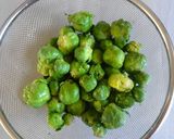 A picture of step 1 of Brussels Sprouts with Cream.
