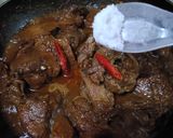 Foto langkah ke 2 dari resep Semur Ayam Kentang Pedas.
