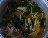 A picture of step 3 of Enoki and Wakame Miso Soup.