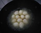 A picture of step 2 of Telur Puyuh Balado (Quail Eggs with Balado Sauce).