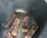 Foto del paso 3 de la receta: Patatas con costillas adobadas y setas de cardo