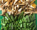 Foto del paso 1 de la receta: Chanterelles, espárragos verdes y butifarras guisadas a la catalana