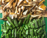 Foto del paso 1 de la receta: Chanterelles, espárragos verdes y butifarras guisadas a la catalana