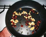 Foto del paso 2 de la receta Espinacas salteadas con pasas, nueces y salsa de soja