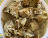 Foto del paso 2 de la receta: Alcachofas hervidas con ajos, perejil y piñones