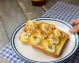 Gambar langkah 4 resipi Roti pisang bermadu keju.