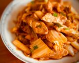 Hình bước làm 6 của món Bánh Gạo Ức Gà Xào Kim Chi & Bắp Cải Nhăn