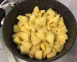 Une image de l'étape 2 de Purée aux deux pommes de terre, curcuma, ail et persil.