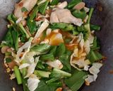 Foto langkah ke 3 dari resep Seblak Indomie Sederhana.