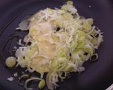 Foto del passaggio 2 della ricetta Spaghetti con cipolla di tropea e vongole su crema di porro e basilico