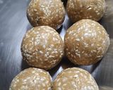 A picture of step 4 of Sesame / Til Ladoo.