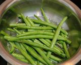 A picture of step 1 of Buttery Sautéed French Beans with sesame seeds.