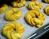 A picture of step 11 of Kabocha Squash Twisted Bread Rolls.