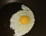 Foto langkah ke 2 dari resep Telur ceplok saus inggris.