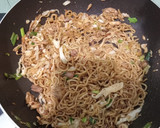Foto langkah ke 3 dari resep Mie Goreng Ayam Suwir.