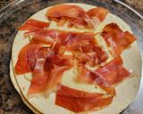 Foto del paso 2 de la receta: Pizzeta de pollo, quesos, jamón y espinacas con base de tortitas