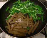A picture of step 4 of Stir-Fried Garlic Chives & Konnyaku for Dieters.