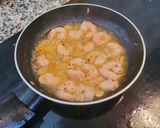Foto del paso 3 de la receta: Huevos fritos con gambas al ajillo en un plis plas