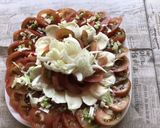 Une image de l'étape 8 de Salade de tomates noires, mozzarella di buffala et oignons nouveaux.