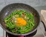 Foto langkah ke 4 dari resep Telur buncis oseng bawang.