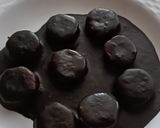 A picture of step 2 of Dark chocolate and banana pops.