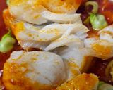 Foto del paso 5 de la receta: Bacalao skrei con salsa de tomate y habitas tiernas