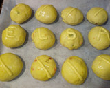 Foto del paso 5 de la receta: Bollitos de cúrcuma y mandarina con frutas confitadas