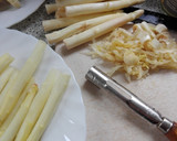 Foto del paso 1 de la receta: Espárragos al grill con queso y salsa de alcaparras