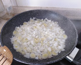 Foto del paso 2 de la receta: Ensalada templada de legumbres en cama de cebolla y puerro