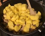 Une image de l'étape 12 de Sauté de porc aux pommes de terre et coing.