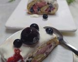 Foto del paso 5 de la receta: Arrollado Con Crema De Queso Y Frutos Rojos / Postre Tronco Navideño De Verano