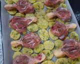 Foto del paso 3 de la receta: Muslos de pollo al horno con patatas 🍗