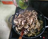 Foto del passaggio 6 della ricetta Pollo “alla crème” con funghi Portobello