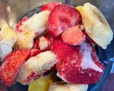 Foto del paso 1 de la receta: Yogur de plátano, fresas y nectarina