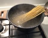 Foto del passaggio 5 della ricetta Spaghettoni con Triglia, Crema di Peperoni Piccante e Datterini Confit