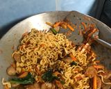 Foto langkah ke 5 dari resep Mie Goreng (Burung Dara) Pedas.