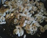 Foto del paso 2 de la receta: Espaguetis con camarones encebollados