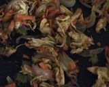 صورة لخطوة 2 من وصفة فطائر القارب الهشه بالدجاج 😋😋😋