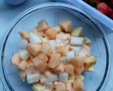 Foto langkah ke 1 dari resep Salad Buah Segar Saus Creamy Keju.