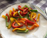 Foto del paso 2 de la receta: Pimientos de 4 colores hechos ensalada