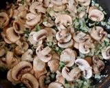 Foto del paso 4 de la receta: Salteado de acelgas y champiñones