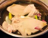 Hình bước làm 2 của món Tai heo kho nước tương