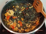 พาสต้าดำแกงเขียวหวานกุ้งห่อไข่
