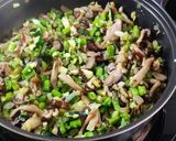 Foto del paso 2 de la receta: Arroz con Setas, Calabacín y Espárragos Trigueros 🙃