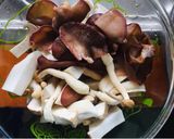 รูปขั้นตอนการทำที่ 1 ของ ต้มยำเห็ดรวมน้ำใสเต้าหู้ไข่