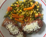 Baconbe tekert mustáros csirkemell zöldségkörettel recept fázis 8 fotója