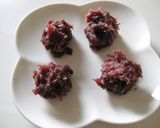 A picture of step 5 of Mini Strawberry Daifuku.